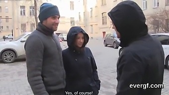 גבר עם גזרה שבורה מאפשר לחברה המהממת שלו לקיים יחסי מין עם גבר אחר תמורת כסף.