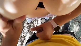 אישה מבוגרת עם חזה טבעי גדול נותנת הנאה בעל פה בטבע