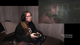 バイオハザード2をプレイしながら下着に脱ぎます。