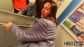 Моя Соседка, Секс-Безумная Женщина, Удивила Меня Лифтом И Занялась Со Мной Сексом, Пока Ехали Домой.