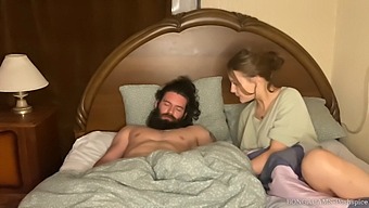 כישורי הפה של האם החורגת משאירים את הגבר השרירי חסר מילים בסרטון Hd