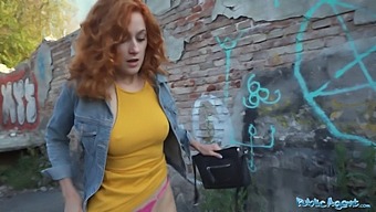 נערת ג'ינג'ית מקבלת זיון מאחור בפומבי
