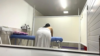 מטופלת מבוגרת עם תחת גדול מקבלת שמן במשרד רפואי