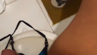 熟した女が俺が下着で自分を楽しんでいるのを見つけて、オーラルセックスをして俺が絶頂に達する、パート1